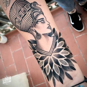 tatuaje_brazo_faraona_logiabarcelona_juan_chazsci